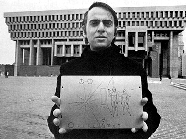 Carl Sagan trzymający płytkę Pioneera