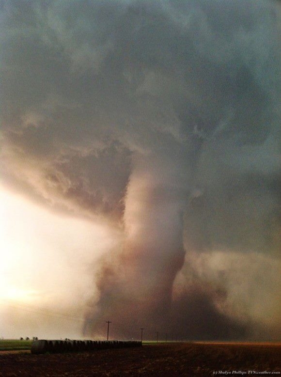 Tornado w mieście Rozel w stanie Kansas, 18 maja 2013. Fot. Shalyn Phillips/ TVNweather.com