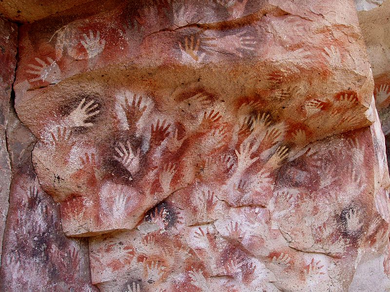 Cueva de las Manos w Argentynie. Odciski dłoni sprzed 9–13 tys. lat. Fot. Wikimedia