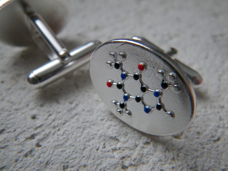 Spinki do mankietów ze strukturą kofeiny. Fot. slashpiledesigns.com