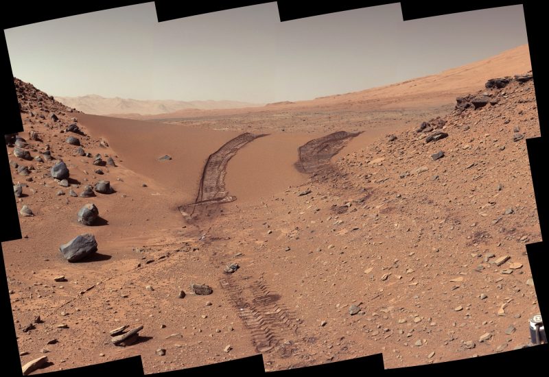 Wydma, którą Curiosity pokonał tyłem, by ominąć ostre skały. Fot. NASA