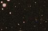 Zdjęcie, na którym odkryto 2012 VP113. Kolorowe punkty to trzy kolejne zdjęcia obiektu wykonane przy użyciu trzech filtrów. Przesunięcie wynika z ruchu planety karłowatej. Fot. Scott Sheppard/Carnegie Institution for Science