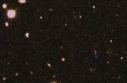 Zdjęcie, na którym odkryto 2012 VP113. Kolorowe punkty to trzy kolejne zdjęcia obiektu wykonane przy użyciu trzech filtrów. Przesunięcie wynika z ruchu planety karłowatej. Fot. Scott Sheppard/Carnegie Institution for Science