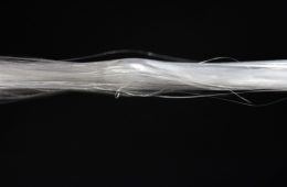 Włókno uzyskane z pajęczych nici. Fot. AMSilk