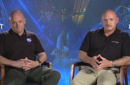 Scott i Mark Kelly - bliźniacy astronauci. Fot. ReelNASA/YouTube