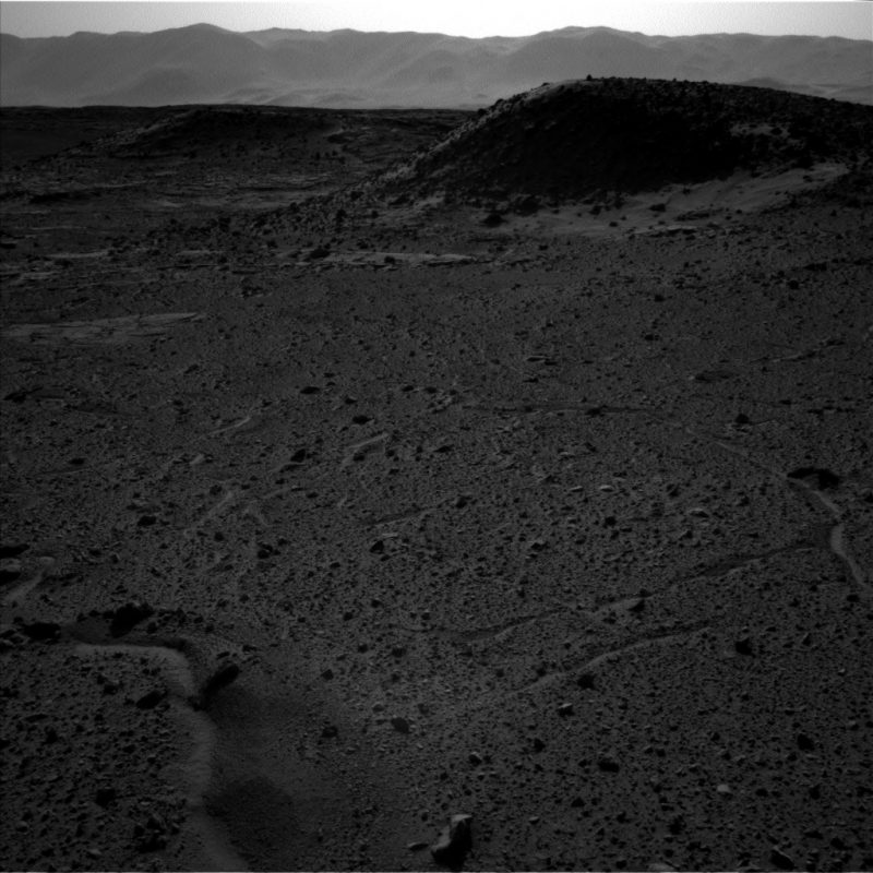 Zdjęcie z lewego obiektywu kamery nie pokazuje światła. fot NASA/JPL-Caltech