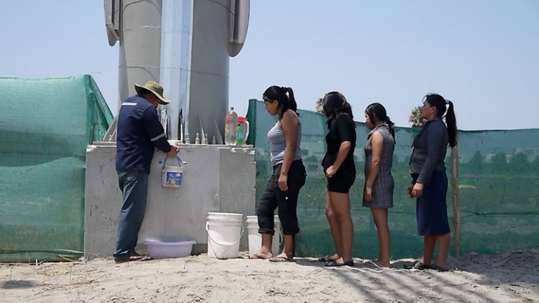 Mieszkańcy Limy mogą czerpać wodę pozyskaną w billboardzie. Fot. UTEC