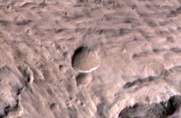 Zdjęcie krateru w wysokiej rozdzielczości. fot. NASA/JPL-Caltech/University of Arizona