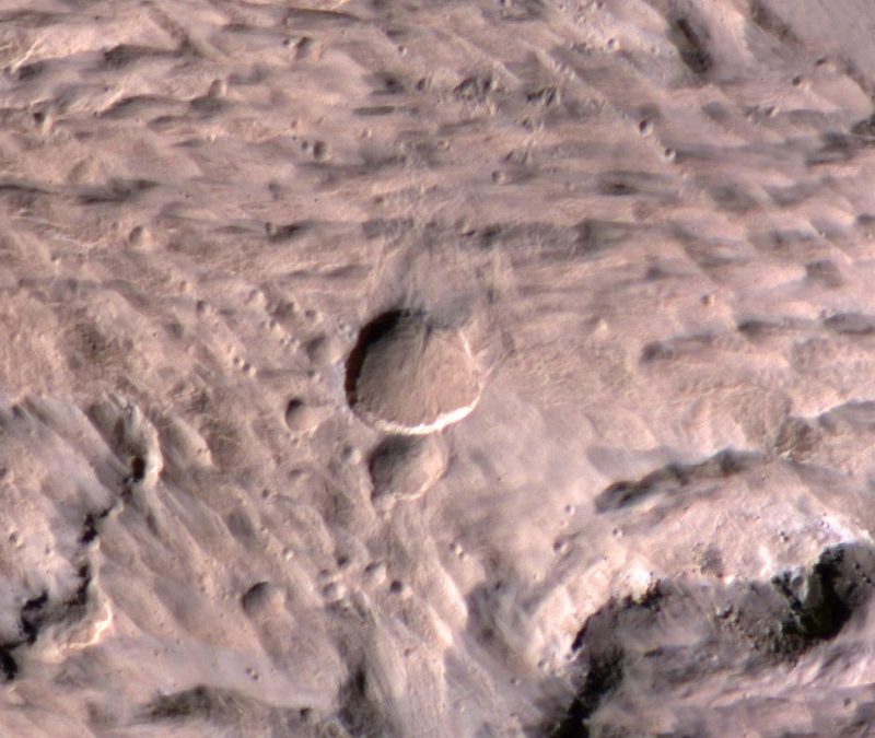 Zdjęcie krateru w wysokiej rozdzielczości. fot. NASA/JPL-Caltech/University of Arizona