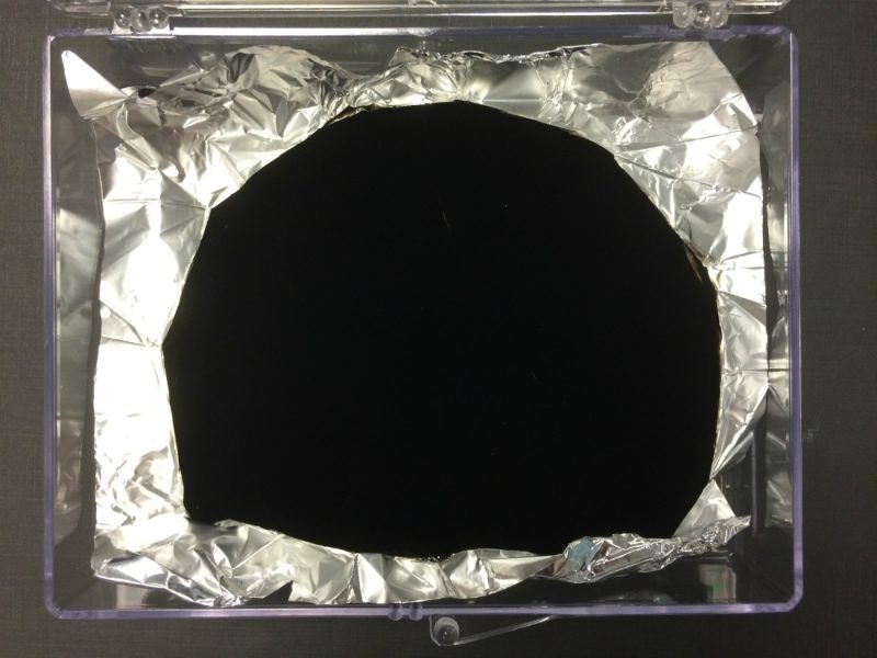 To zdjęcie wyświetlone na monitorze komputera najzupełniej tego nie oddaje, tym niemniej to właśnie jest najczarniejszy na świecie materiał Vantablack. Fot. Surrey NanoSystems