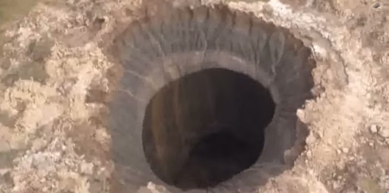 Dziura w ziemi na Półwyspie Jamalskim. fot. Bulka/YouTube