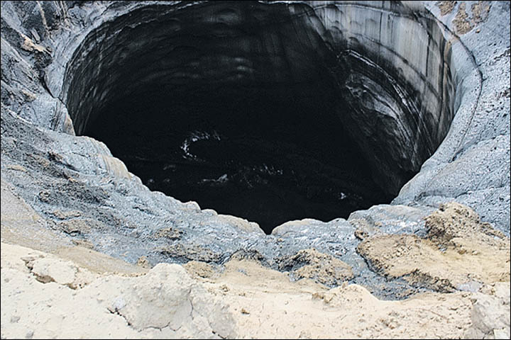 Krater o średnicy 15 metrów na Półwyspie Jamalskim. Fot. „The Siberian Times”