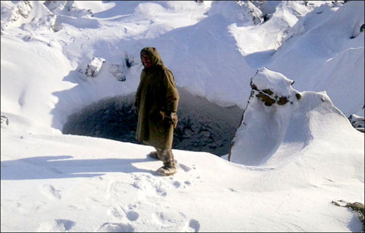 Dziura o średnicy 4 metrów na Półwyspie Tajmyr w Kraju Krasnojarskim. Fot. „The Siberian Times”
