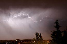 Piorun przeskakujący między chmurami. fot. André Karwath