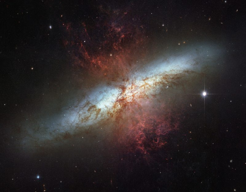 Galaktyka Cygaro sfotografowana przez teleskop Hubble'a. Po prawej widoczne promienie wokół gwiazdy. Fot. NASA, ESA, The Hubble Heritage Team (STScI/AURA)
