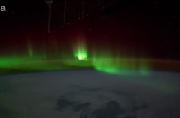 Międzynarodowa Stacja Kosmiczna przelatuje przez zorzę polarną. Fot. ESA