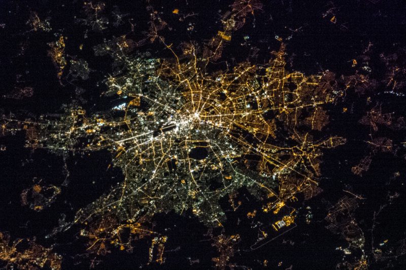 Berlin na zdjęciu z Międzynarodowej Stacji Kosmicznej. Widać różnicę w kolorze oświetlenia dwóch części miasta. Fot. NASA