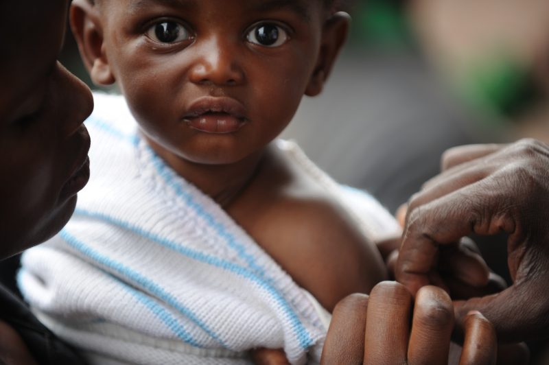 Szczepienie dziecka przeciw odrze w obozie dla uchodźców z Demokratycznej Republiki Konga. Fot. Julien Harneis/Wikimedia