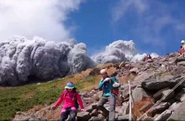 Wulkan Ontake w czasie erupcji. Fot. Kuroda Terutoshi