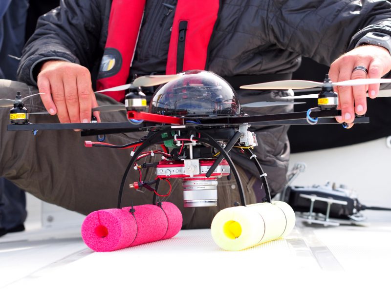 Mobly to dron o 6 śmigłach, który niesie zamontowany pod spodem aparat. Fot. Vancouver Aquarium i NOAA