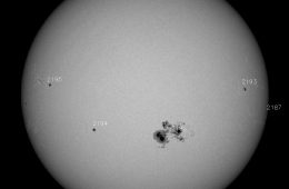 Plamy słoneczne. AR 2192 widoczna po środku tarczy. Fot. SOHO/NASA