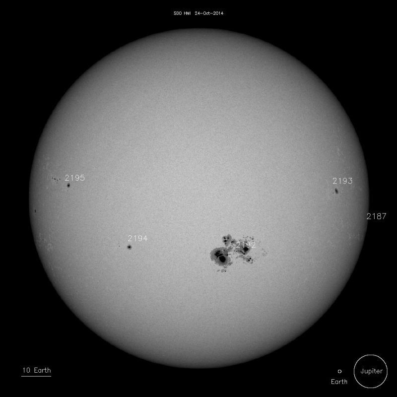 Plamy słoneczne. AR 2192 widoczna po środku tarczy. Fot. SOHO/NASA