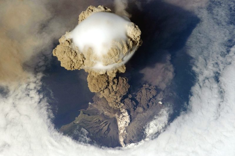 Wulkan Saryczewa podczas erupcji w 2009 roku. Fot. NASA