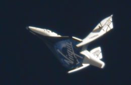 SpaceShipTwo z podniesionym systemem hamowania. fot. Clay Center Observatory/Virgin Galactic