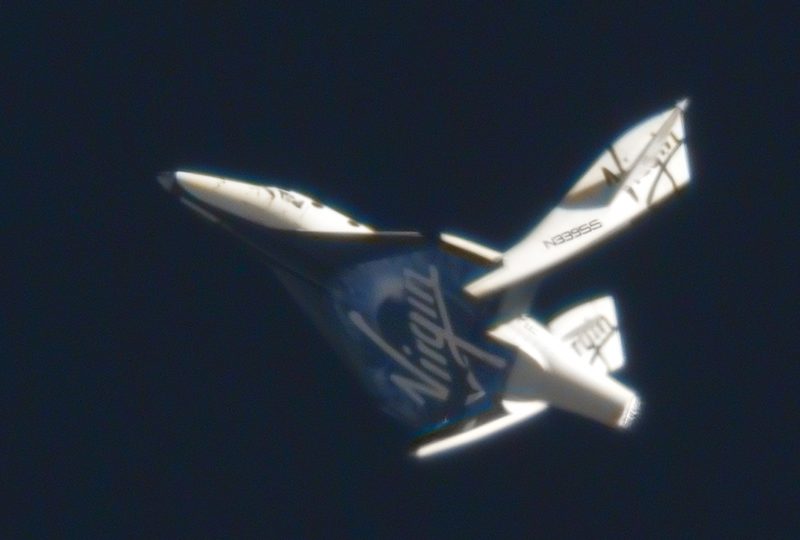 SpaceShipTwo z podniesionym systemem hamowania. fot. Clay Center Observatory/Virgin Galactic
