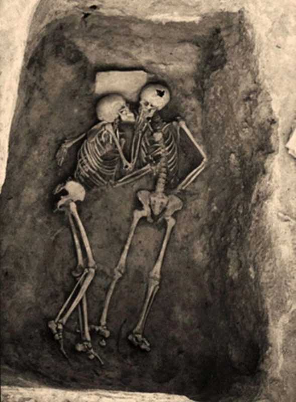 Najstarszy pocałunek świata - zakochani odnalezieni w ruinach starożytnego perskiego miasta Hasanlu. Fot. Pennsylvania Museum