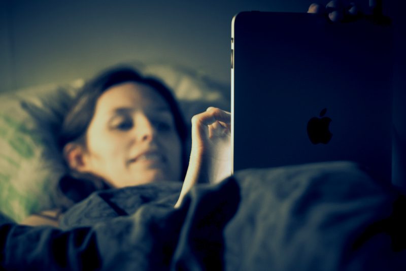Patrzenie w ekran przed snem może być niebezpieczne dla zdrowia. Fot. Johan Larsson