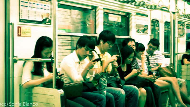 Typowy obrazek z metra w Seulu. Fot. Sonia Blanco