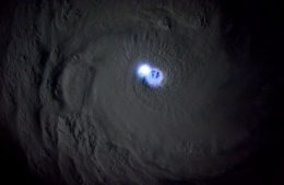 Cyklon tropikalny Bansi widziany z orbity Międzynarodowej Stacji Kosmicznej. Błyskawica rozświetla oko cyklonu. Fot. Samantha Cristoforetti, NASA/ESA