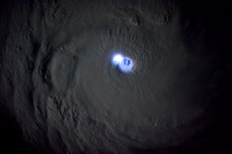  Cyklon tropikalny Bansi widziany z orbity Międzynarodowej Stacji Kosmicznej. Błyskawica rozświetla oko cyklonu. Fot. Samantha Cristoforetti, NASA/ESA