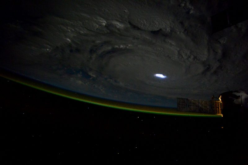 Cyklon Bansi - błyskawica dokładnie w oku cyklonu. Widoczna linia ziemskiej atmosfery. Fot. Samantha Cristoforetti, NASA/ESA