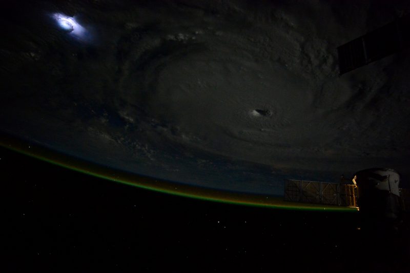Cyklon Bansi oświetlony błyskawicą. Widoczna linia ziemskiej atmosfery. Fot. Samantha Cristoforetti, NASA/ESA