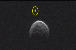 Asteroida 2004 BL86 i jej księżyc. Fot. NASA