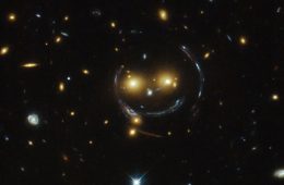 Kosmiczny uśmiech czyli soczewkowanie grawitacyjne. Fot. NASA & ESA