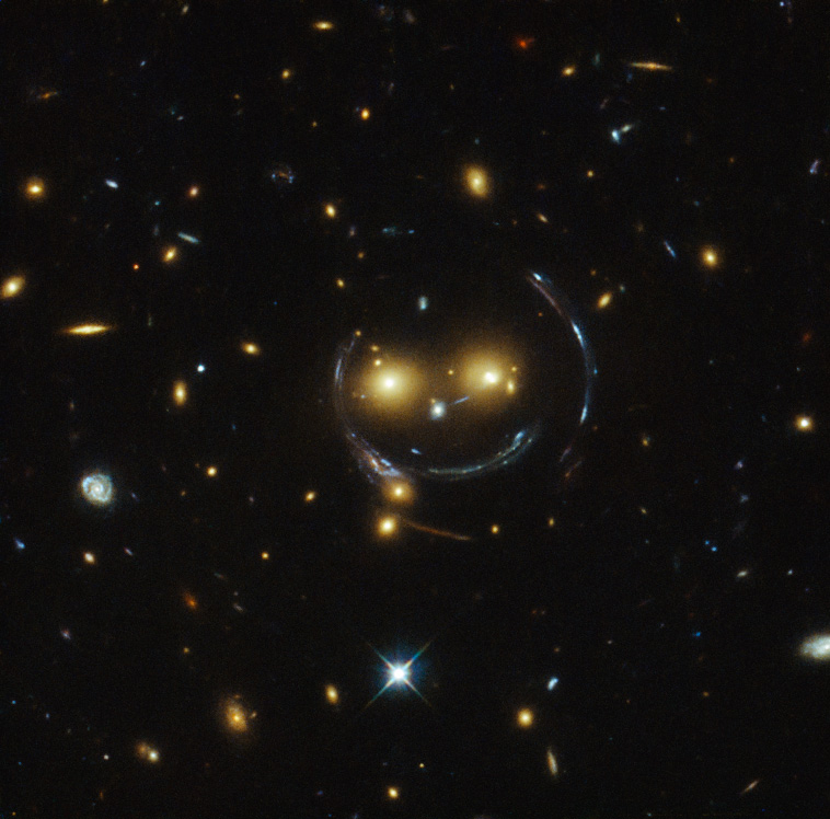 Kosmiczny uśmiech czyli soczewkowanie grawitacyjne. Fot. NASA & ESA