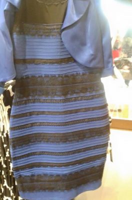 Jakiego koloru jest ta sukienka? Fot. Caitlin McNeill