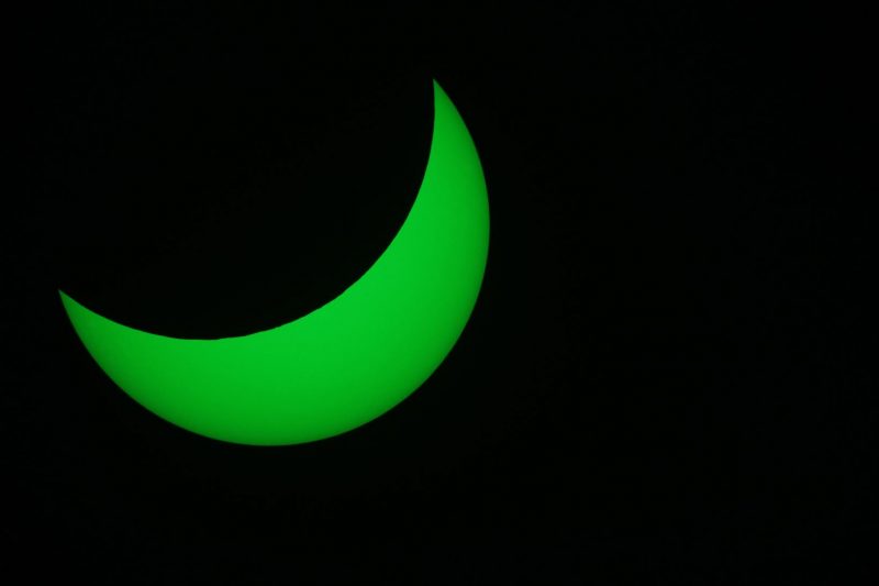 Zdjęcie wykonane za pomocą teleskopu Synta 10”, filtru Solar Continuum (stąd zielona barwa) i lustrzanki. Widać nawet nierówności będące obrysem łańcuchów górskich na Księżycu. Fot. Marcin Kubica