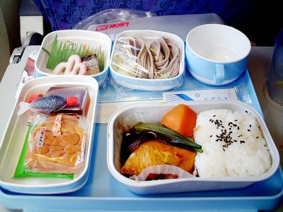 Na pokładzie najlepiej sprawdzają się dania kuchni azjatyckiej. Na zdjęciu posiłek w Air China. Fot. d. FUKA – Flickr/Wikimedia Commons 