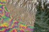 Interferogram czyli obraz pokazujący przesunięcie gruntu w okolicy Nepalu. Tęczowe fragmenty to te obszary, gdzie odnotowano pionowe przesunięcia. Fot. ESA SEOM InSARap Study – Norut/PPO.labs/Univ Leeds