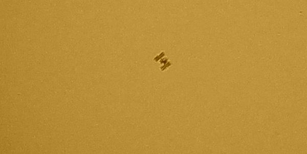 Powiększenie Międzynarodowej Stacji Kosmicznej na tle Słońca. Wyraźnie widać panele słoneczne. Fot. Kuba Kowarczyk