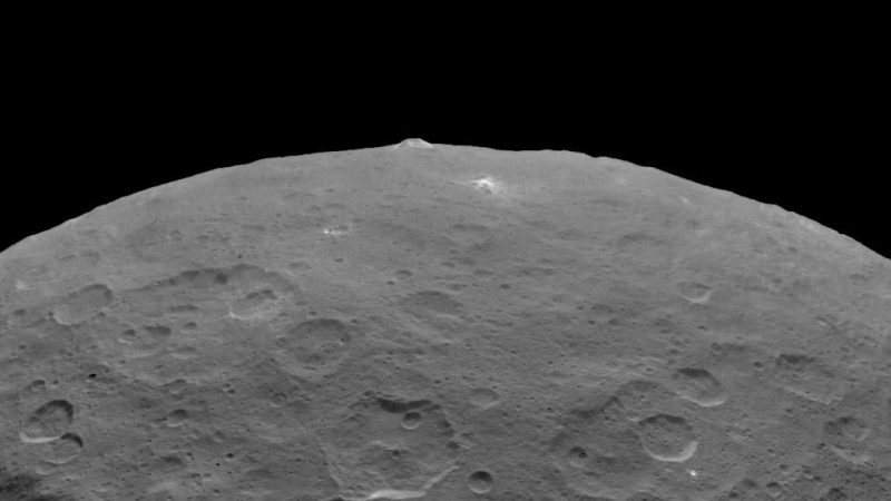 Góra na Ceres ma 5 km wysokości. Fot. NASA/JPL-Caltech/UCLA/MPS/DLR/IDA