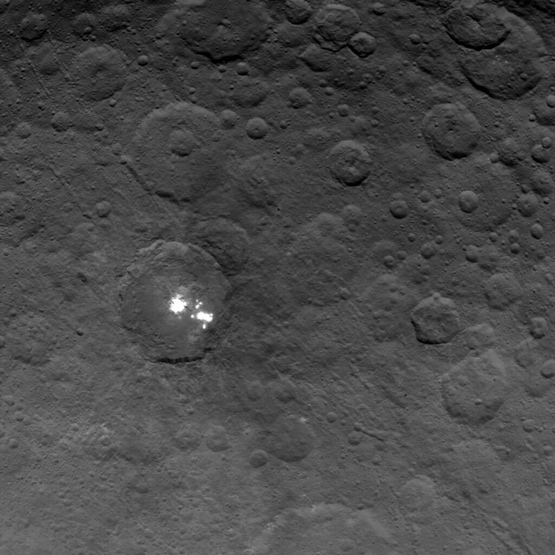 Jasne plamy na powierzchni Ceres. Fot. JPL
