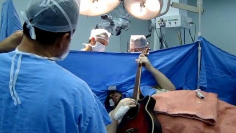 Brazylijczyk Anthony Kulkamp Dias gra na gitarze podczas operacji własnego mózgu. Fot. Youtube/szpital Nossa Senhora da Conceição