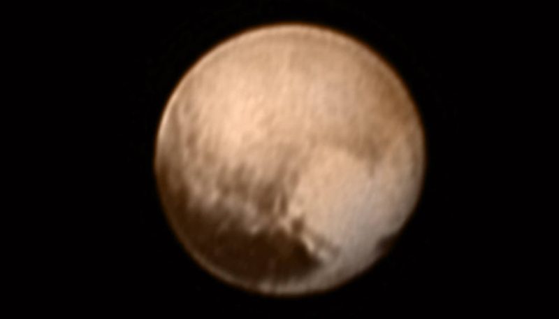 To najnowsze, przysłane 7 lipca, zdjęcie Plutona zrobione przez New Horizon. Nigdy jeszcze nie widzieliśmy lepszego zdjęcia tej karłowatej planety. Fot. NASA-JHUAPL-SWR