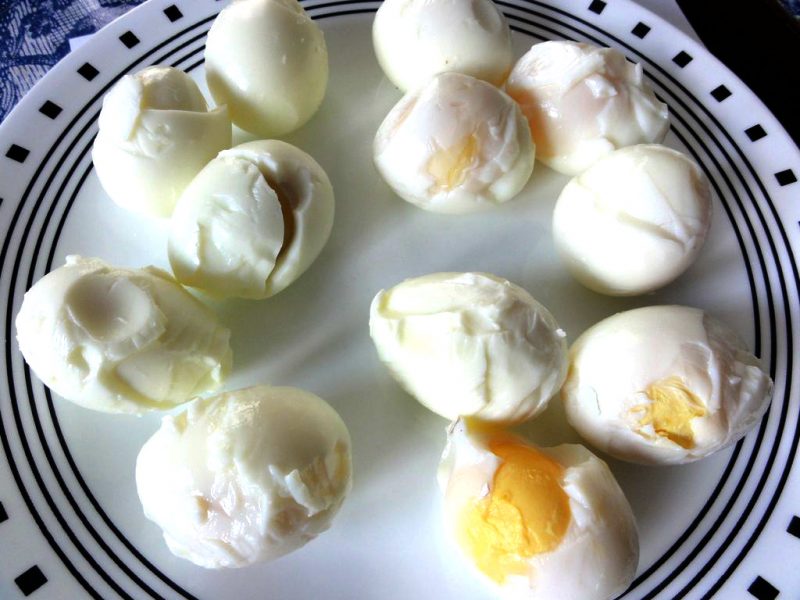 Dlaczego niektóre jajka na twardo źle się obierają? Fot. Bart Everson