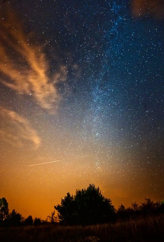 Nie zawsze, mimo wysiłków, udaje się złapać meteor. Tu z nocy Perseidów lecący satelita. Zdjęcie z Częstochowy, okolic Góry Ossona. Fot. Aleksandra Madejska
